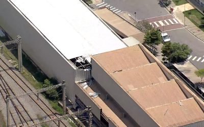 1 de 2 Imagem aérea mostra parte Parte da fuselagem do avião, que permanece no pátio de manutenção, próximo à Estação São Gabriel.