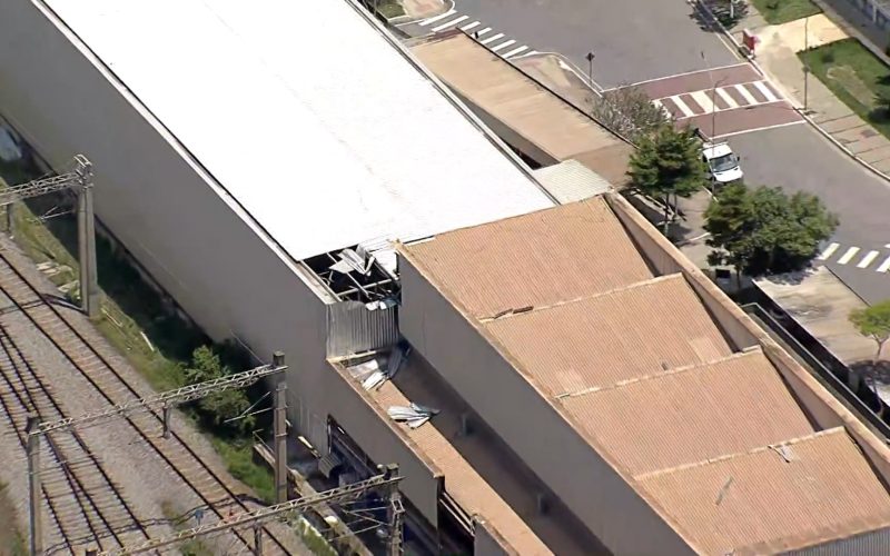 1 de 2 Imagem aérea mostra parte Parte da fuselagem do avião, que permanece no pátio de manutenção, próximo à Estação São Gabriel.