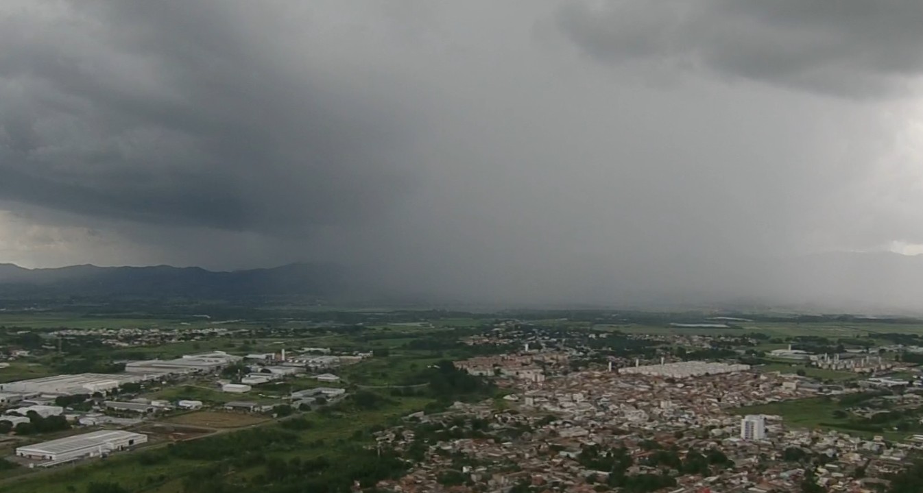 1 de 1 Tempo nebuloso, instável, fechado e com chuva no Vale do Paraíba