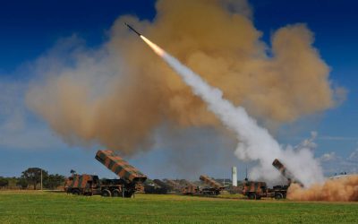 Disparo de mísseis com equipamento dos Sistemas Astros 2020, desenvolvido e projetado pela Avibras - Divulgação/Exército Brasileiro