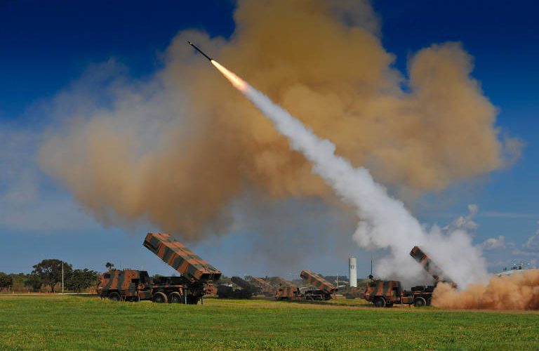 Disparo de mísseis com equipamento dos Sistemas Astros 2020, desenvolvido e projetado pela Avibras - Divulgação/Exército Brasileiro