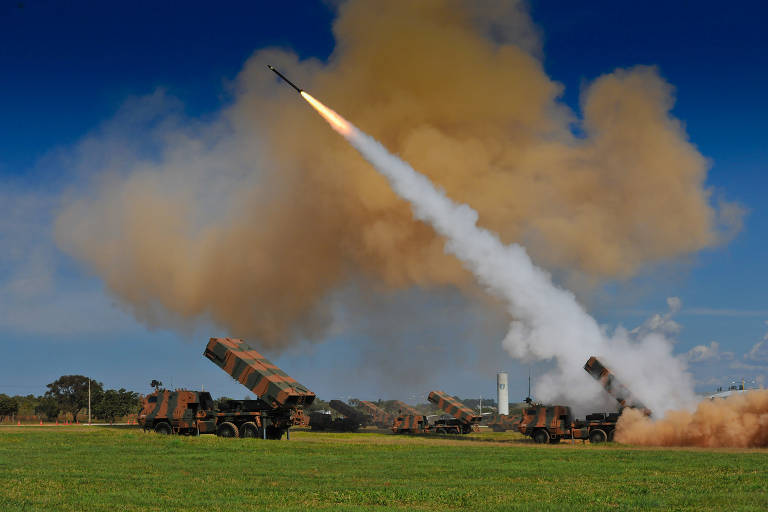 Disparo de mísseis com equipamento dos Sistemas Astros 2020, desenvolvido e projetado pela Avibras - Divulgação/Exército Brasileiro