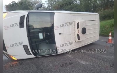 1 de 4 Van carregada com mercadorias tomba na Raposo Tavares em Alambari, na manhã desta quinta-feira (15)