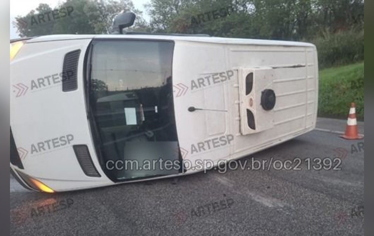 1 de 4 Van carregada com mercadorias tomba na Raposo Tavares em Alambari, na manhã desta quinta-feira (15)
