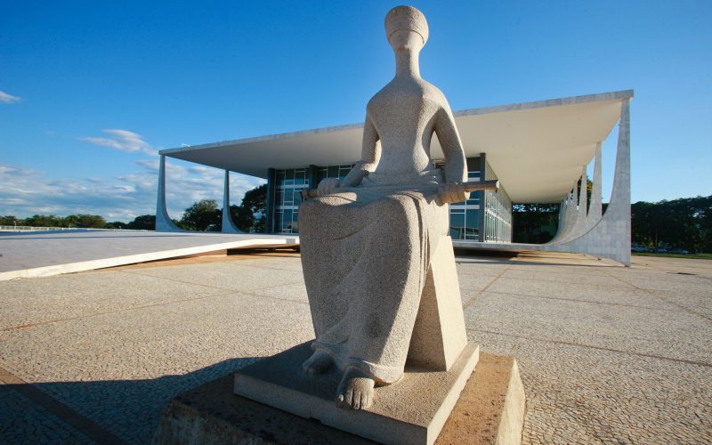 1 de 1 Fachada do Supremo Tribunal Federal (STF), em Brasília, com estátua da Justiça em destaque.