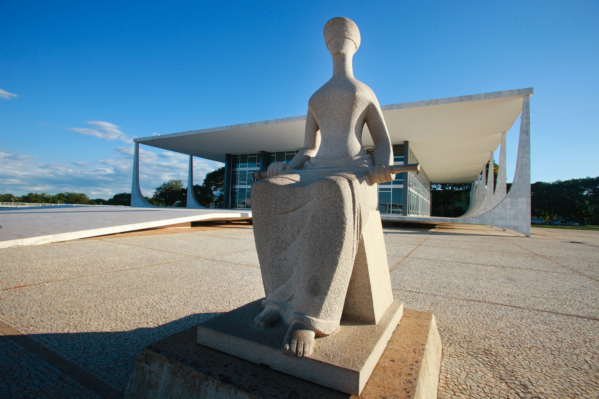 1 de 1 Fachada do Supremo Tribunal Federal (STF), em Brasília, com estátua da Justiça em destaque.