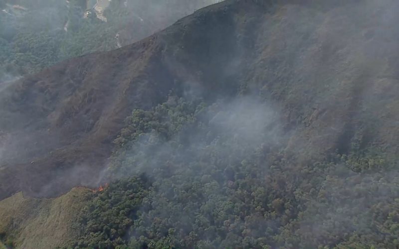 1 de 1 Incêndio atinge Morro do Pires, em Nova Lima, e mobiliza bombeiros e brigadistas