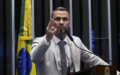 1 de 2 Em discurso, à tribuna, senador Cleitinho (Republicanos-MG). Foto ilustrativa.
