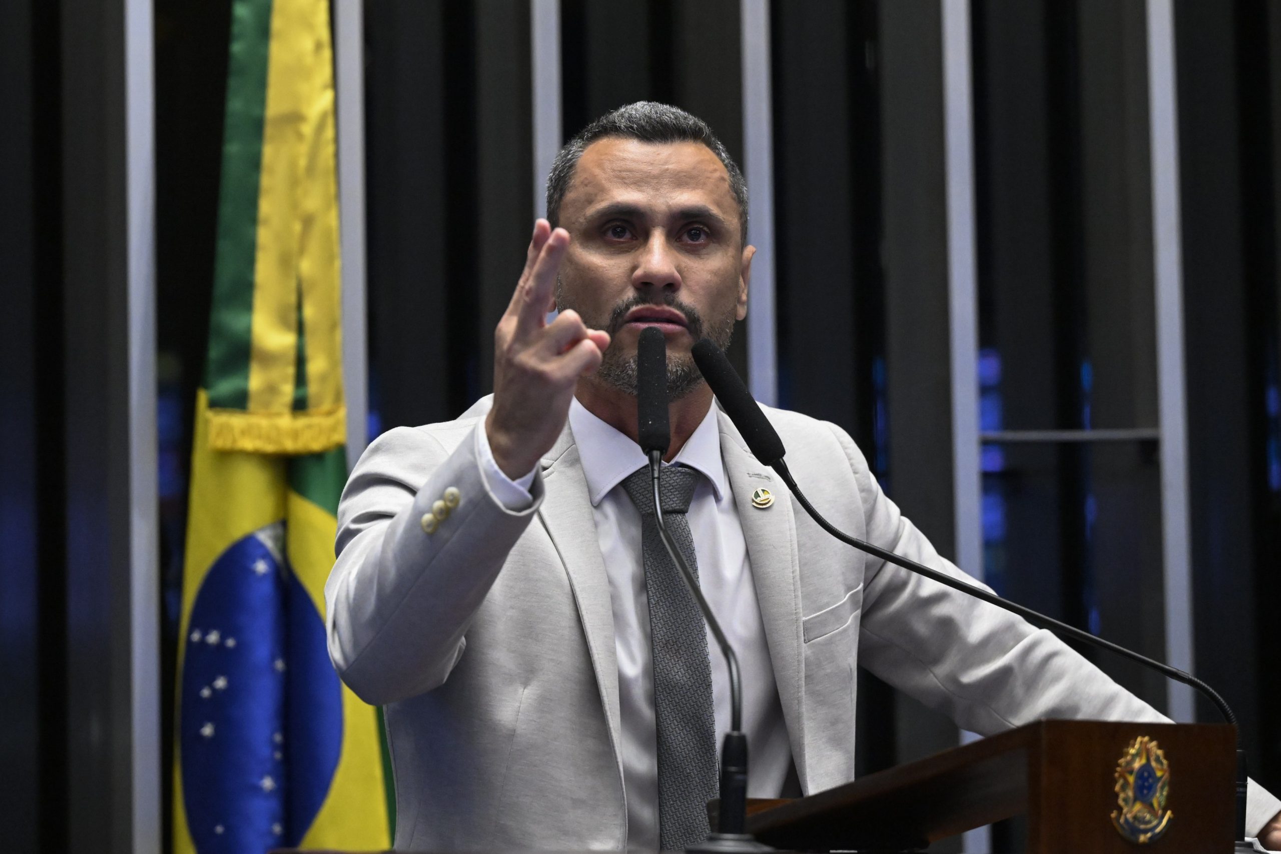 1 de 2 Em discurso, à tribuna, senador Cleitinho (Republicanos-MG). Foto ilustrativa.
