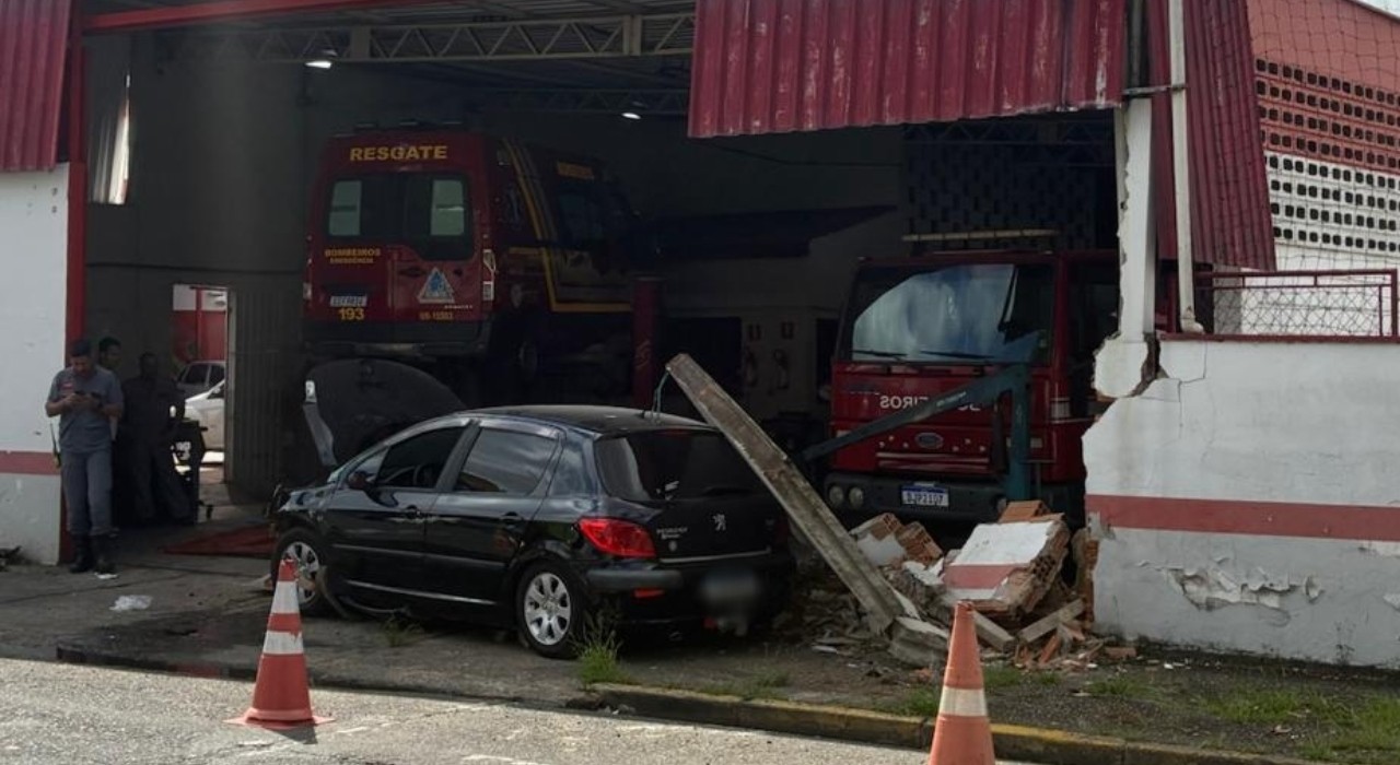 1 de 3 Motorista sofreu um mal súbito e carro invadiu o quartel do Corpo de Bombeiros do Jardim Santa Rosália, em Sorocaba (SP)