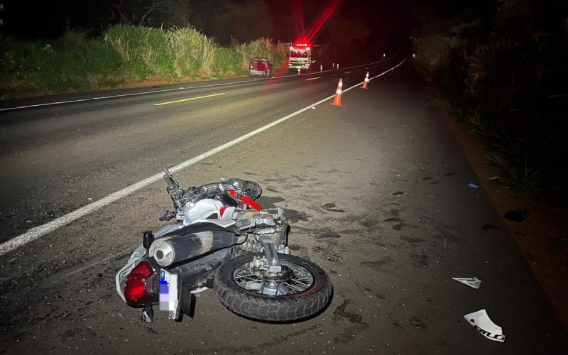1 de 1 Motociclista bateu na traseira de um carro e não resistiu aos ferimentos