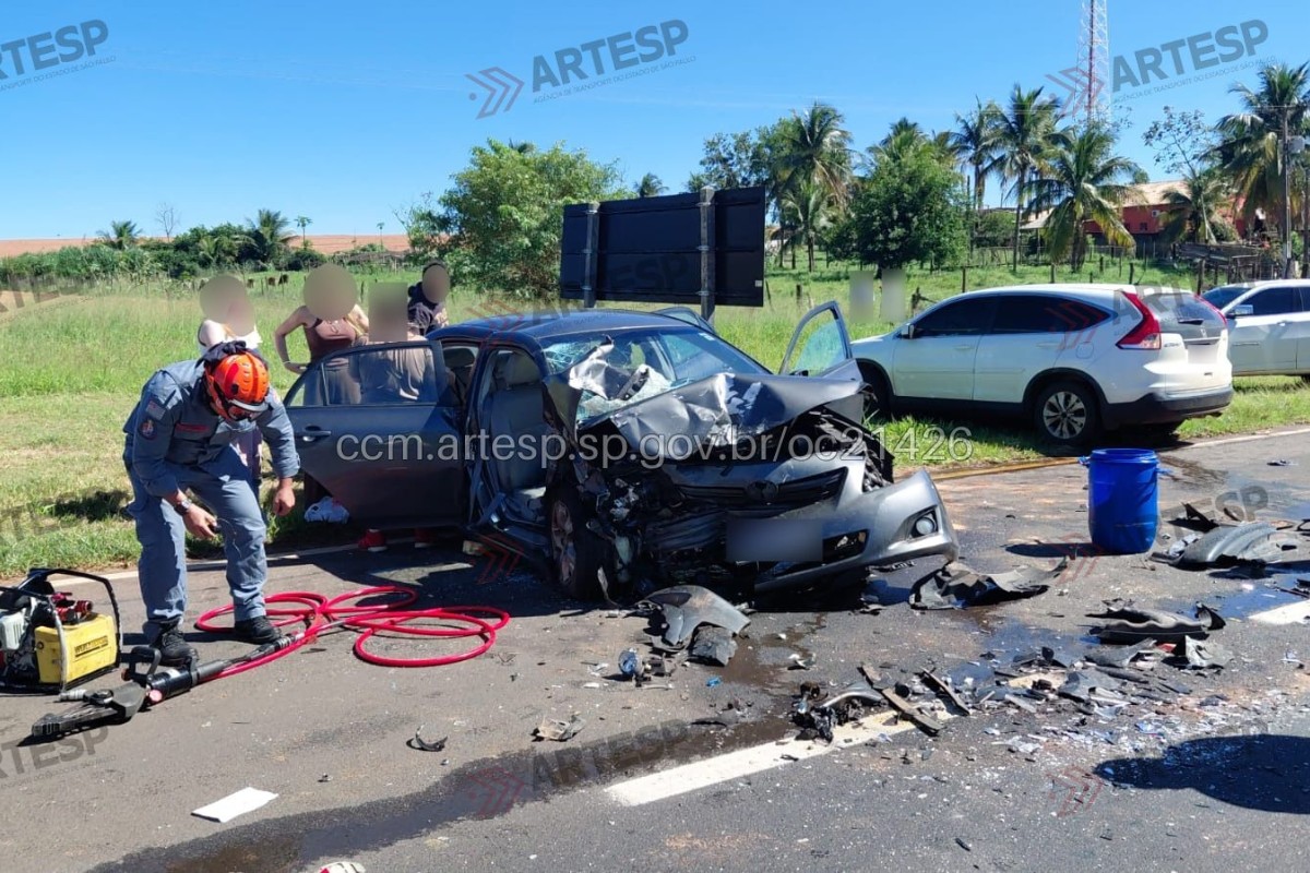 1 de 3 Batida frontal foi registrada na SP-425, em Martinópolis (SP), neste domingo (18)