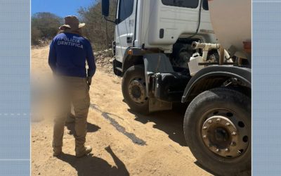 1 de 2 Homem morre após cair de moto e ser atingido por caminhão na Paraíba
