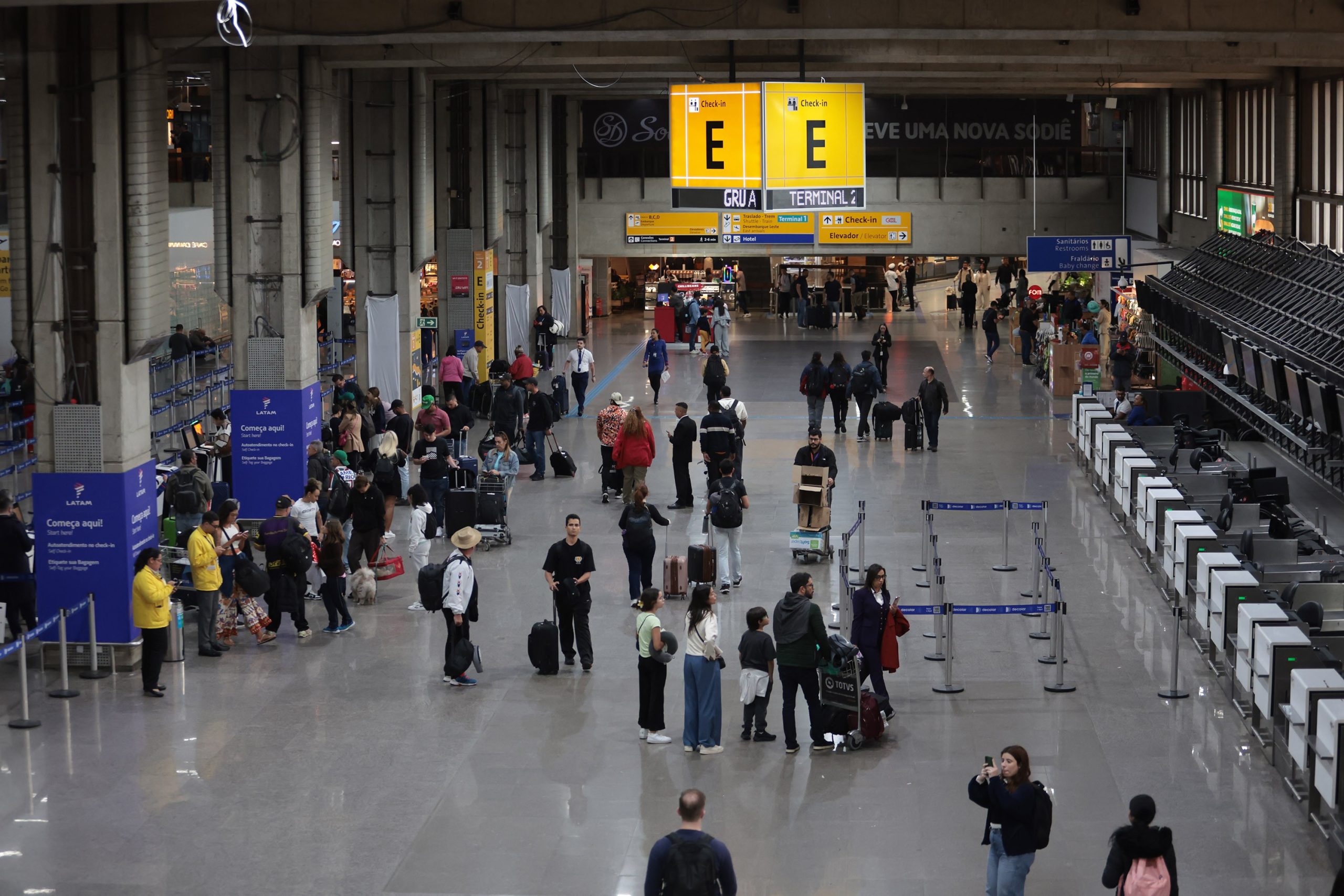 1 de 1 Movimento no Aeroporto Internacional de São Paulo, em Guarulhos.