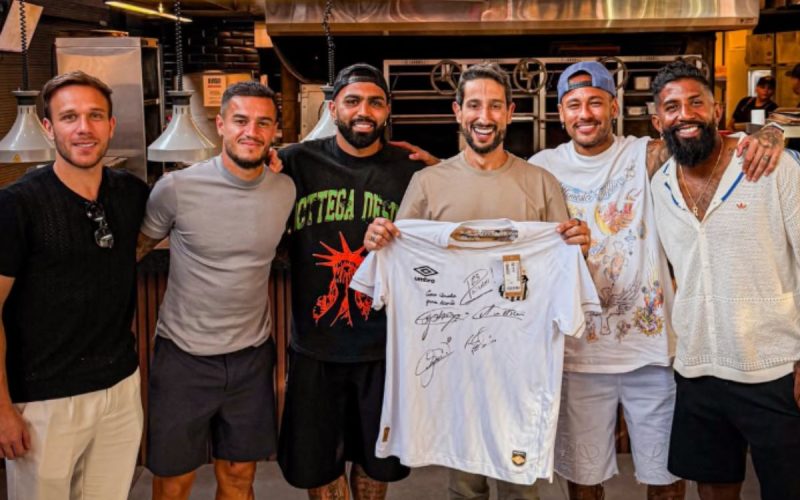 1 de 2 Arthur, Coutinho, Gabriel Barbosa, Neymar Jr. e Rodinei posaram ao lado do dono da churrascaria Netão
