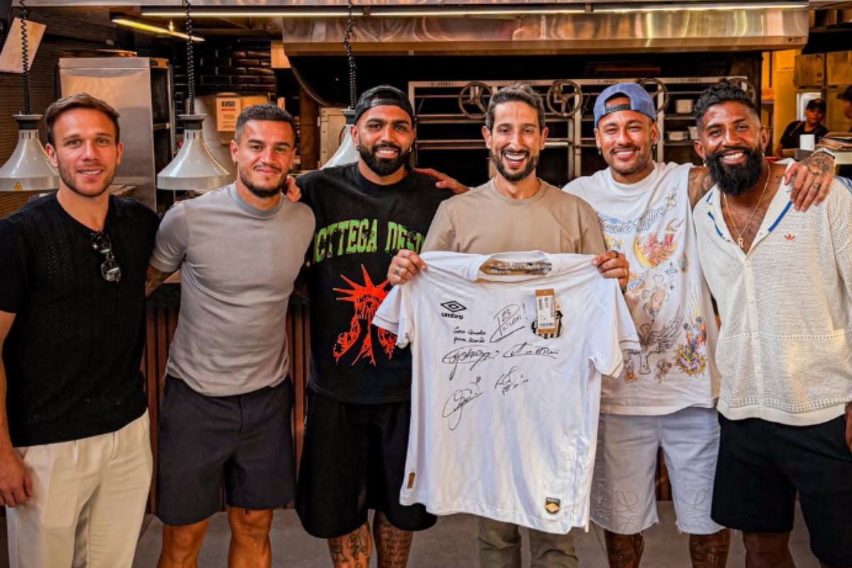 1 de 2 Arthur, Coutinho, Gabriel Barbosa, Neymar Jr. e Rodinei posaram ao lado do dono da churrascaria Netão