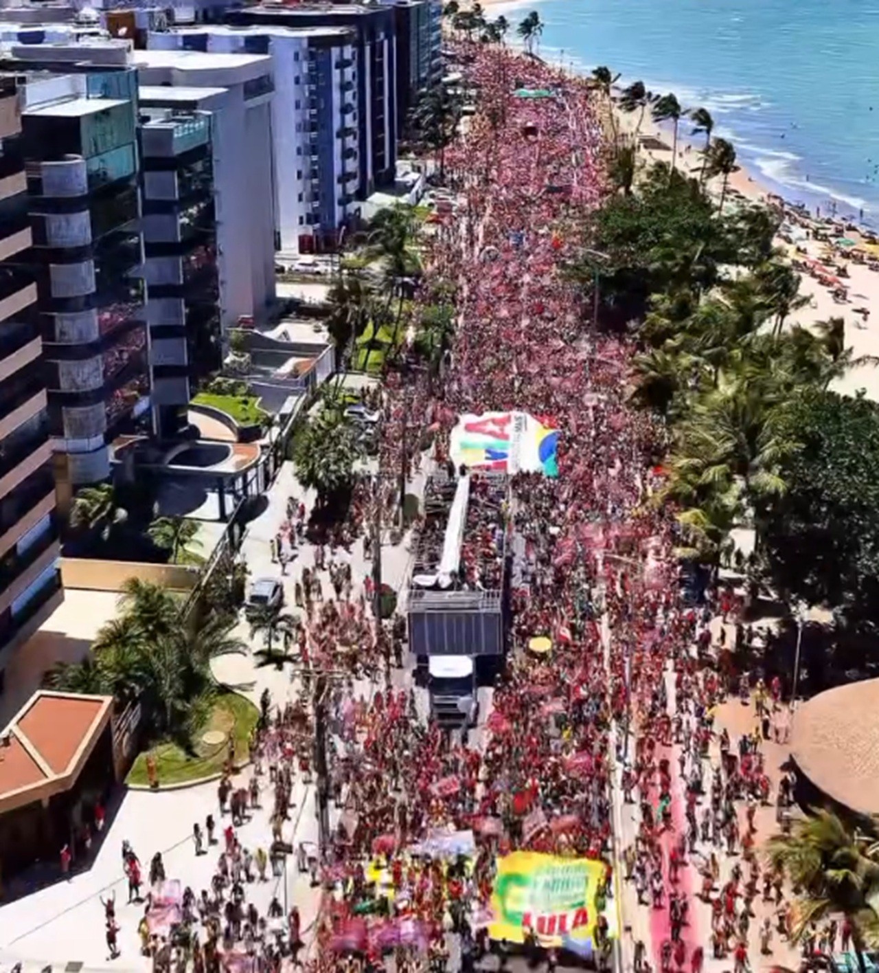 1 de 1 Apoiadores de Lula (PT) realizam ato na orla de Maceió