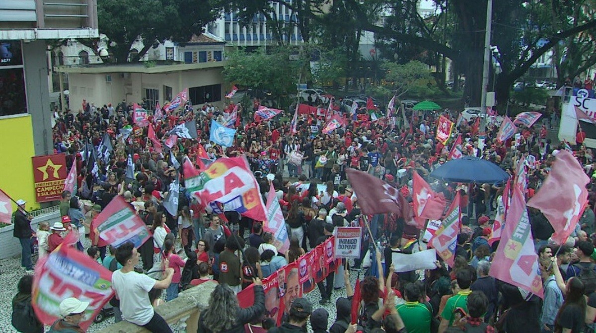 1 de 1 Ato a favor da reeleição de Lula ocorre no Centro de Florianópolis