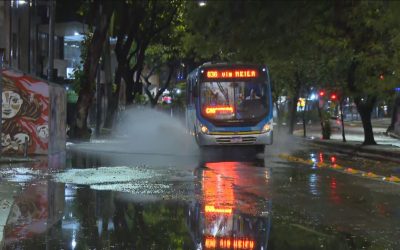 1 de 2 Bolsão d'água registrado na Tijuca, na Zona Norte do Rio de Janeiro, na madrugada desta sexta-feira (16).