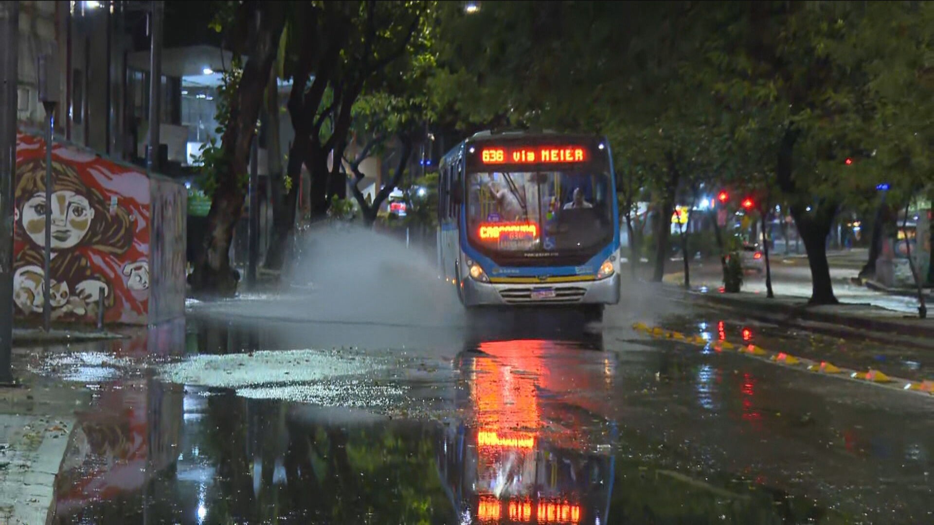 1 de 2 Bolsão d'água registrado na Tijuca, na Zona Norte do Rio de Janeiro, na madrugada desta sexta-feira (16).