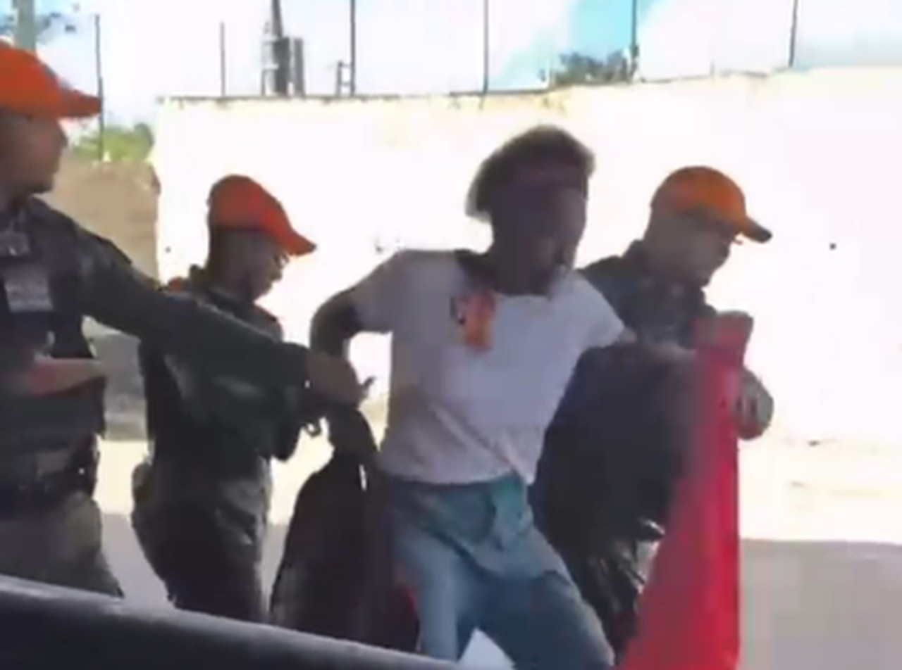 1 de 1 Passageira é presa em flagrante após tumulto no Terminal da Macaxeira, no Recife