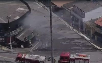 1 de 1 Incêndio atinge prédio comercial em Suzano