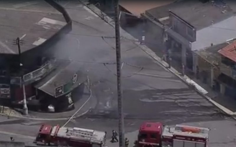 1 de 1 Incêndio atinge prédio comercial em Suzano