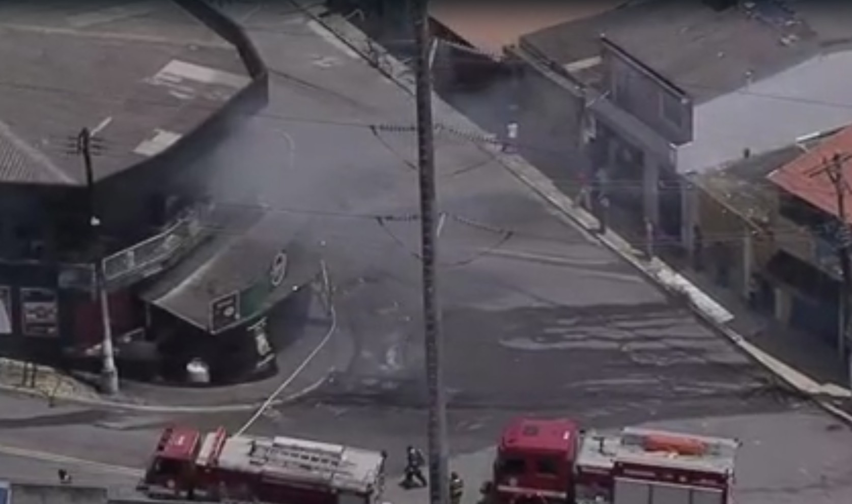 1 de 1 Incêndio atinge prédio comercial em Suzano