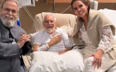 1 de 2 Carlos Alberto de Nóbrega com Padre Antônio Maria e a esposa, Renata de Nóbrega, no Hospital Sírio-Libanês