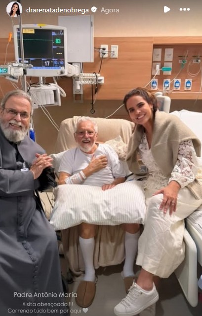 1 de 2 Carlos Alberto de Nóbrega com Padre Antônio Maria e a esposa, Renata de Nóbrega, no Hospital Sírio-Libanês