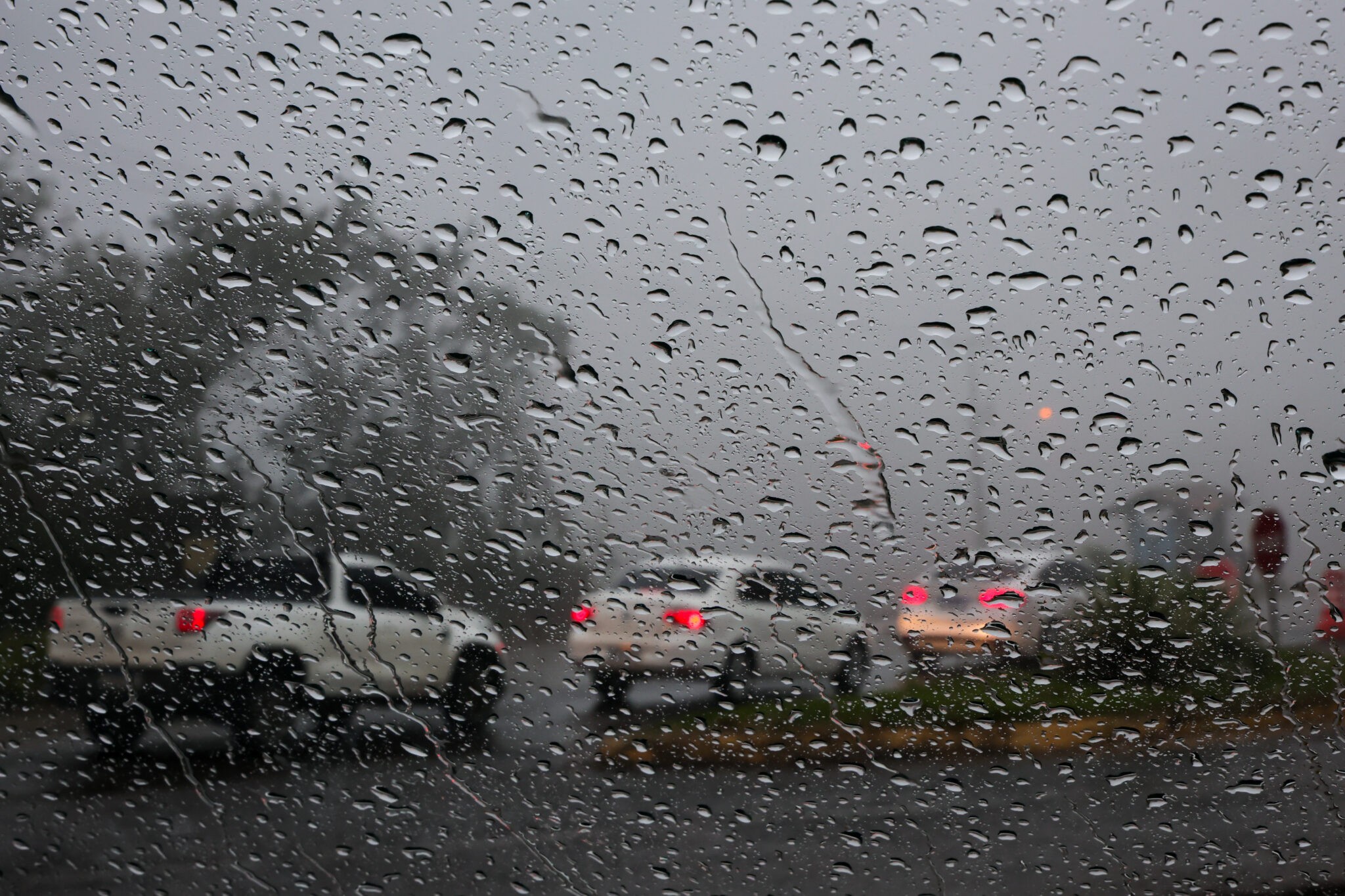 1 de 2 Fila de carros em meio a chuva em Santa Catarina