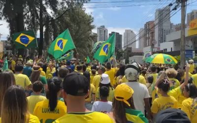1 de 1 Manifestantes com bandeiras do Brasil participam de ato em apoio a Flávio Bolsonaro na Avenida Ricardo Paranhos, em Goiânia.
