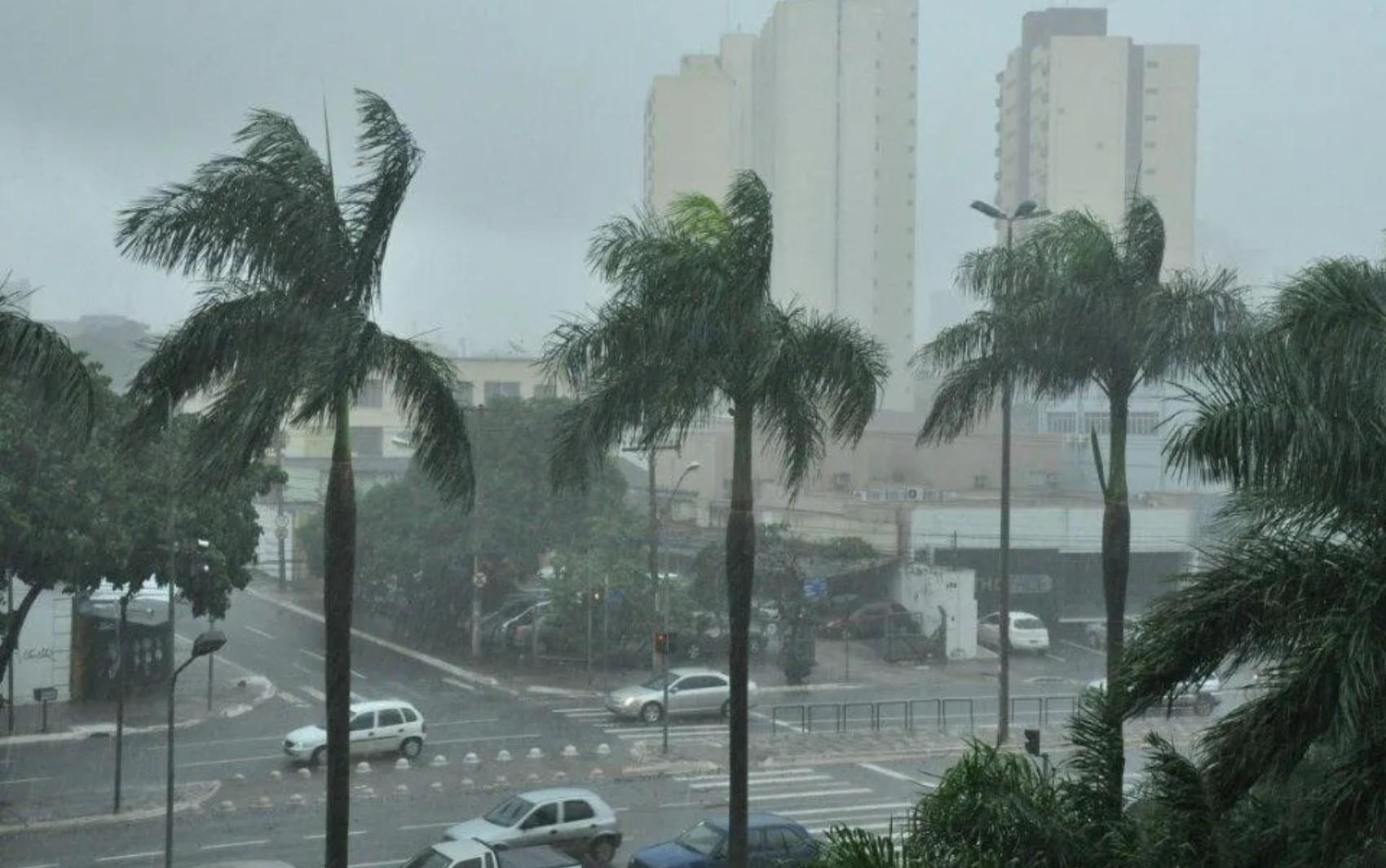 1 de 1 Corredor de umidade traz chuvas fortes, rajadas de vento e raios para Goiás