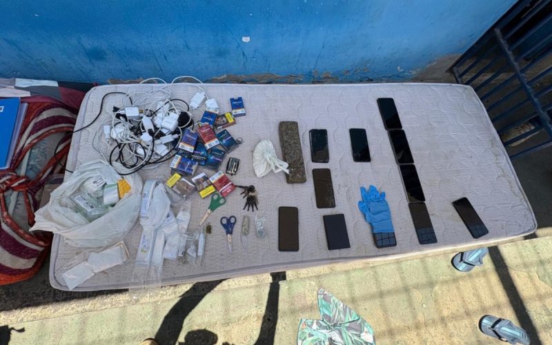 1 de 1 Celulares, drogas e carregadores são apreendidos em cadeia pública de Saloá