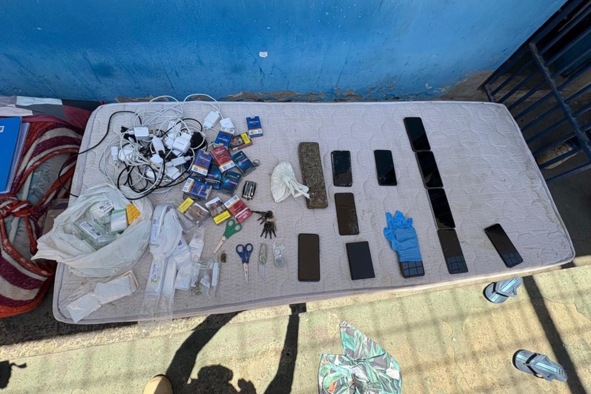 1 de 1 Celulares, drogas e carregadores são apreendidos em cadeia pública de Saloá