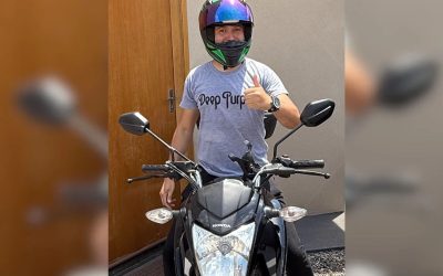 1 de 3 O radialista Daniel Sávio Dias com sua motocicleta em Guapiaçu (SP)