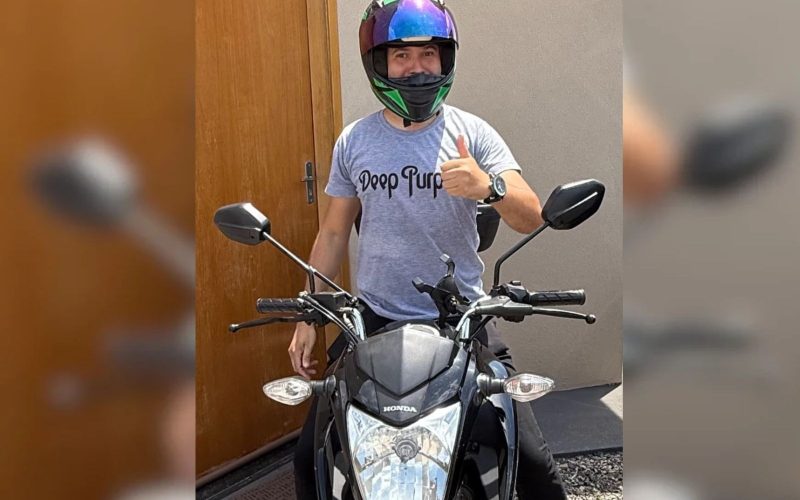 1 de 3 O radialista Daniel Sávio Dias com sua motocicleta em Guapiaçu (SP)