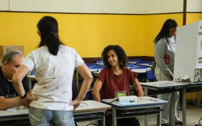 Eleitores votam na 71ª Zona Eleitoral, no Colégio Liceu Nilo Peçanha, no centro de Niterói.