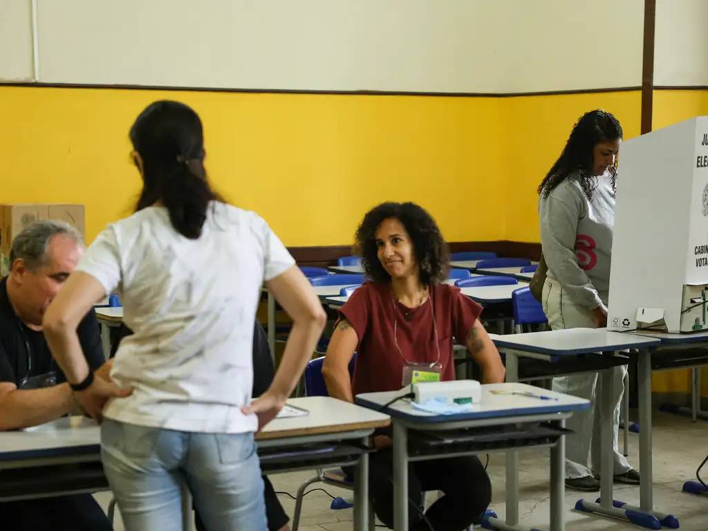 Eleitores votam na 71ª Zona Eleitoral, no Colégio Liceu Nilo Peçanha, no centro de Niterói.