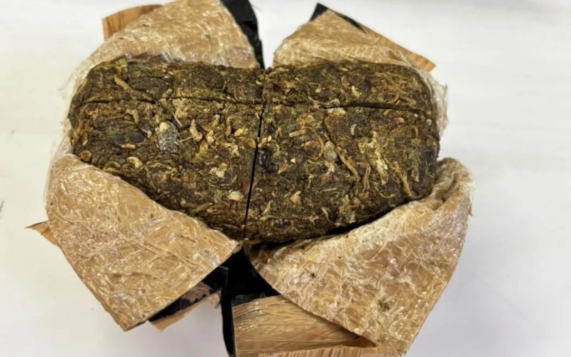 1 de 1 Mulher de 29 anos tentou entrar com invólucro contendo substância análoga à maconha em penitenciária de Capela do Alto (SP)