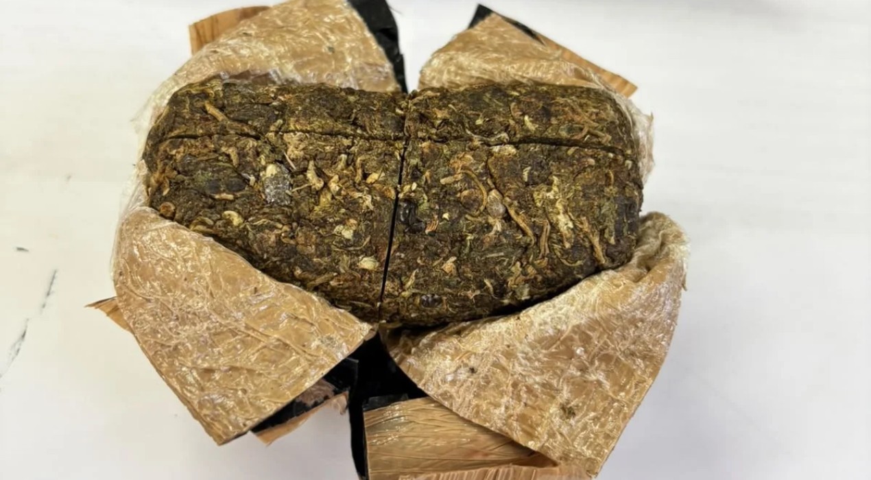 1 de 1 Mulher de 29 anos tentou entrar com invólucro contendo substância análoga à maconha em penitenciária de Capela do Alto (SP)
