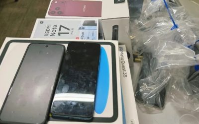 1 de 3 Aparelhos celulares e tablets foram encontrados dentro de um carro, no condomínio do policial suspeito de roubar um ônibus em Itu (SP)