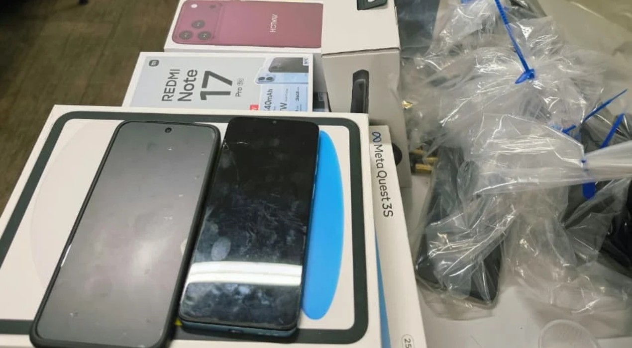 1 de 3 Aparelhos celulares e tablets foram encontrados dentro de um carro, no condomínio do policial suspeito de roubar um ônibus em Itu (SP)