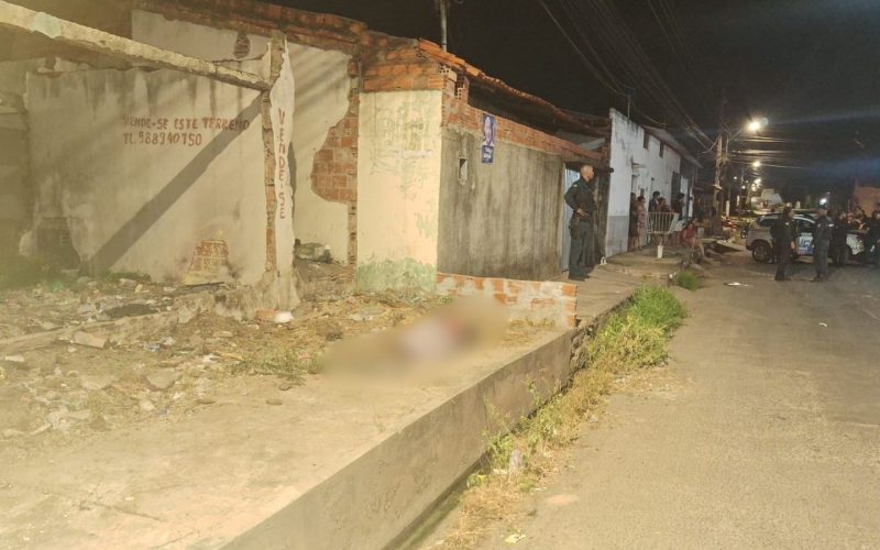 1 de 1 Homem de 54 anos é morto a tiros em calçada de rua na Zona Norte de Teresina