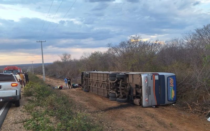 1 de 1 Ônibus com 10 pessoas tomba na PI-141 e deixa pessoa ferida no PI