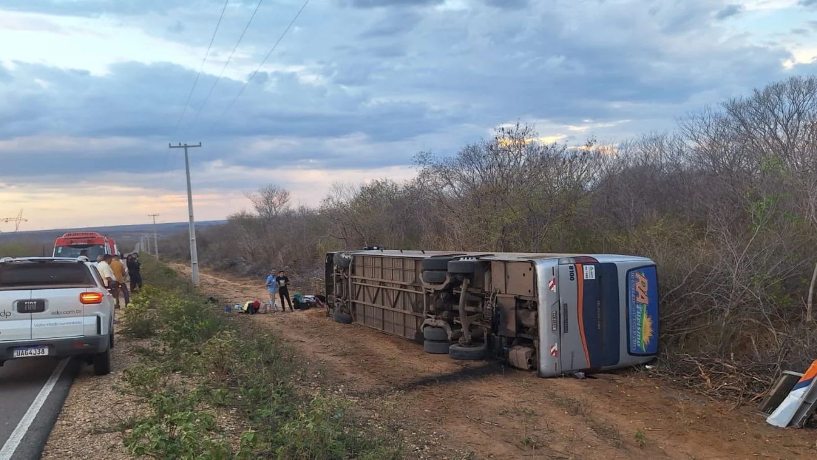 1 de 1 Ônibus com 10 pessoas tomba na PI-141 e deixa pessoa ferida no PI