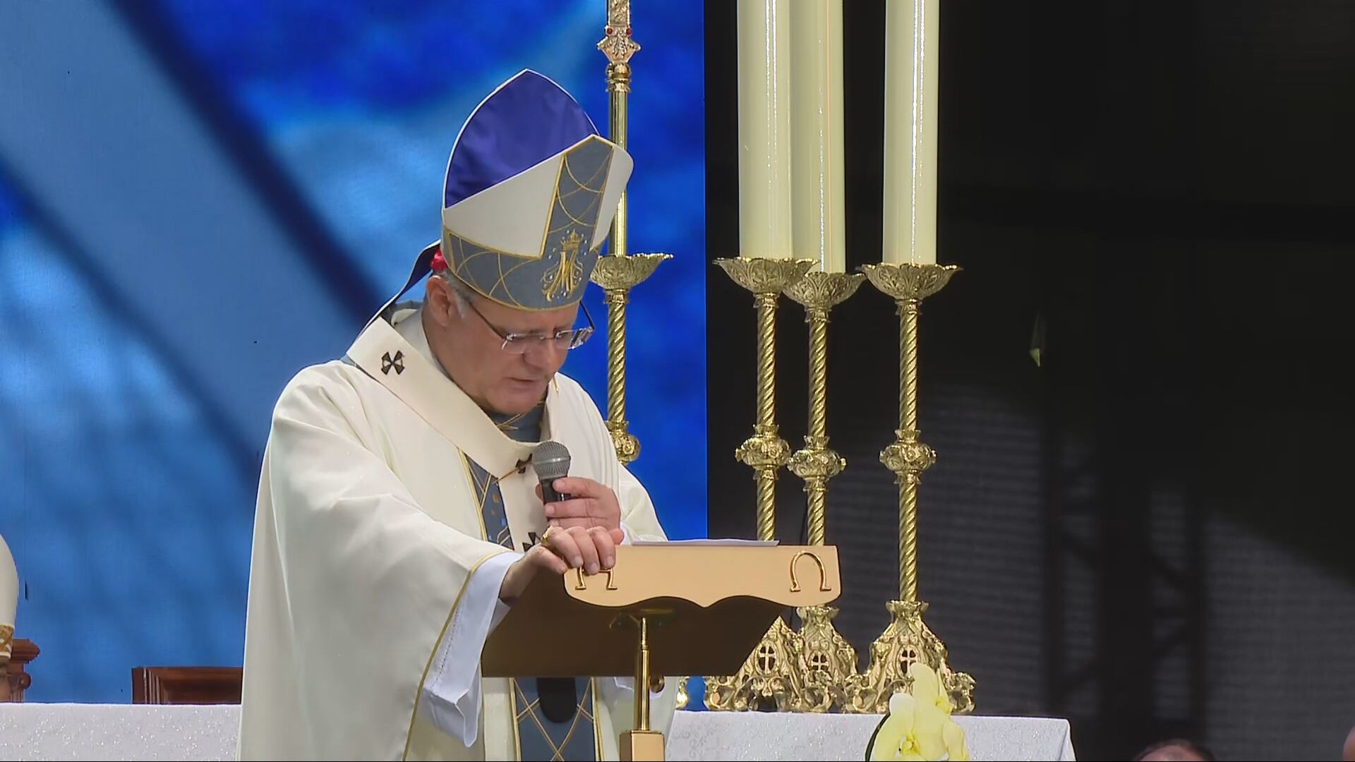 1 de 1 O Arcebispo Metropolitano de Brasília, cardeal Paulo Cezar Costa, na Missa Solene de Nossa Senhora Aparecida