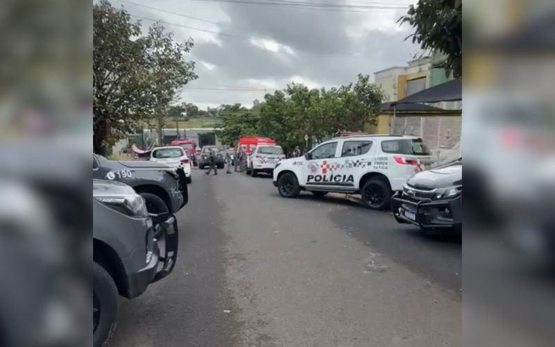 1 de 1 Homem armado faz ex-namorada e bebê reféns após invadir a casa dela em Votuporanga (SP)