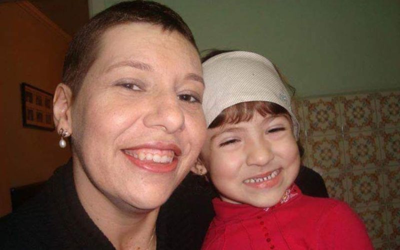 1 de 3 Fabiana Marcondes, ex-paciente oncológica, durante seu tratamento ao lado de sua filha