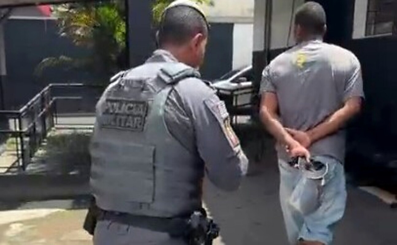 1 de 1 Homem foi preso após brigar com companheira dentro de ônibus em Itaquaquecetuba